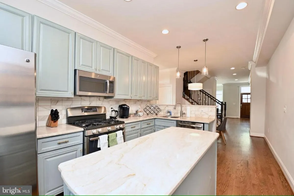 Image 3 of Elegant 5BR home near Capitol Hill! Free Parking!