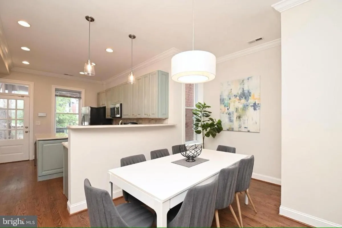 Image 4 of Elegant 5BR home near Capitol Hill! Free Parking!