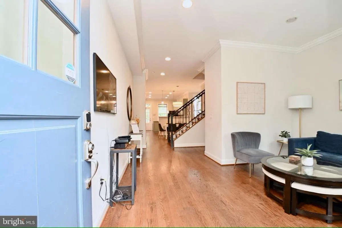 Image 5 of Elegant 5BR home near Capitol Hill! Free Parking!