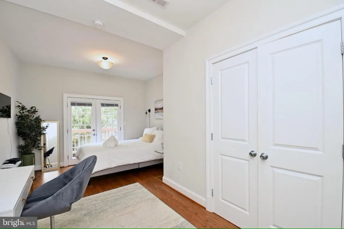Image 6 of Elegant 5BR home near Capitol Hill! Free Parking!