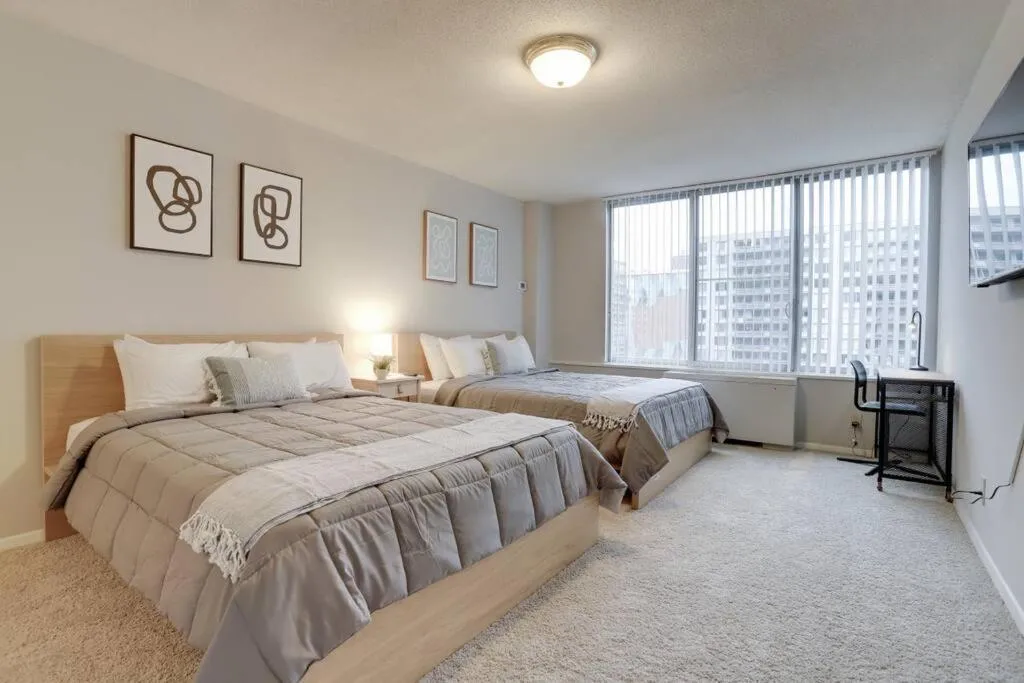 Image 2 of Elegant Apartment w Views at Crystal City