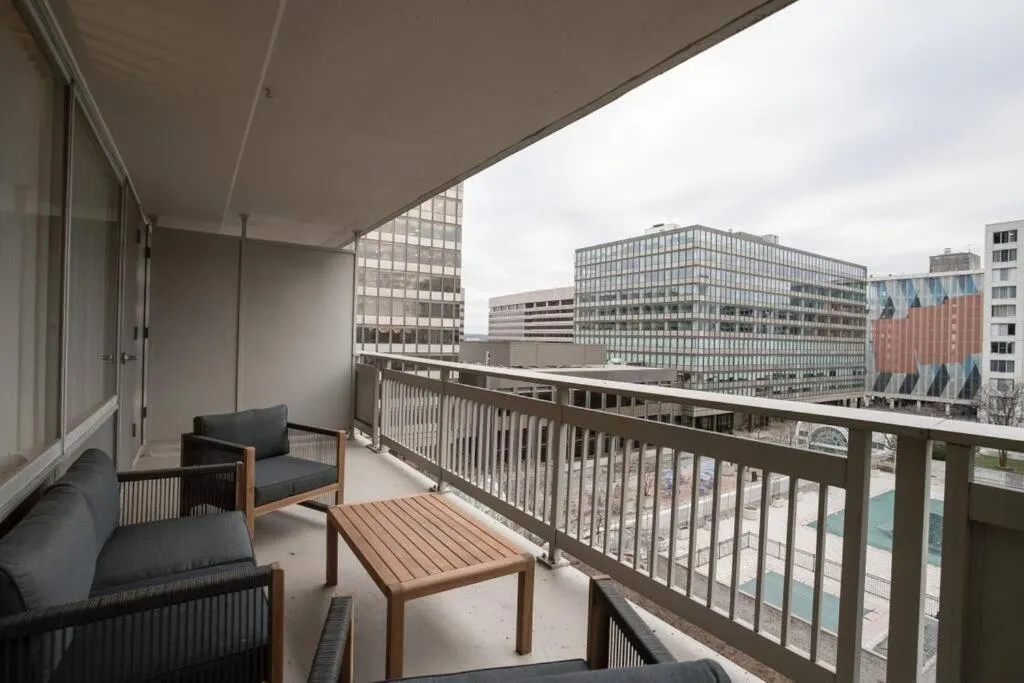 Image 3 of Elegant Apartment w Views at Crystal City