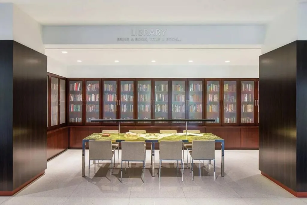 Image 5 of Elegant Apartment w Views at Crystal City