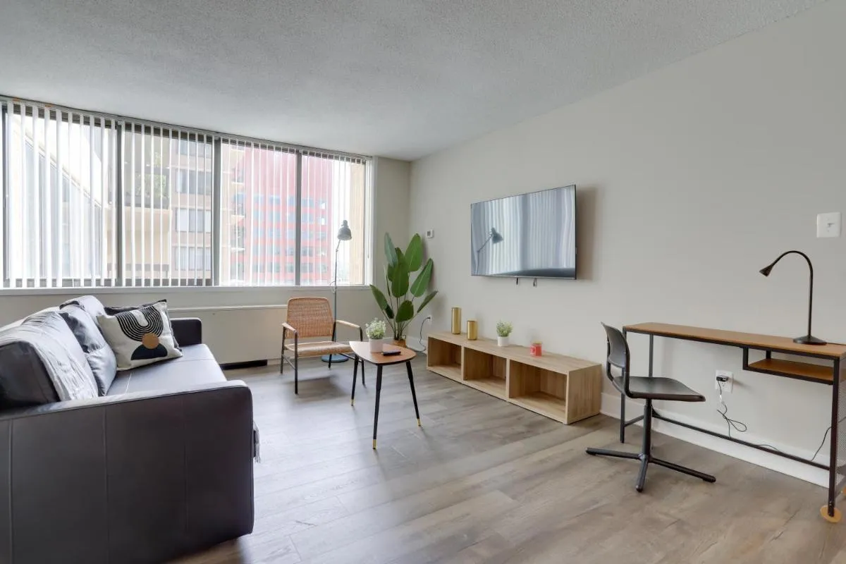 Image 4 of Elegant Apartment with Gym Access at Crystal City