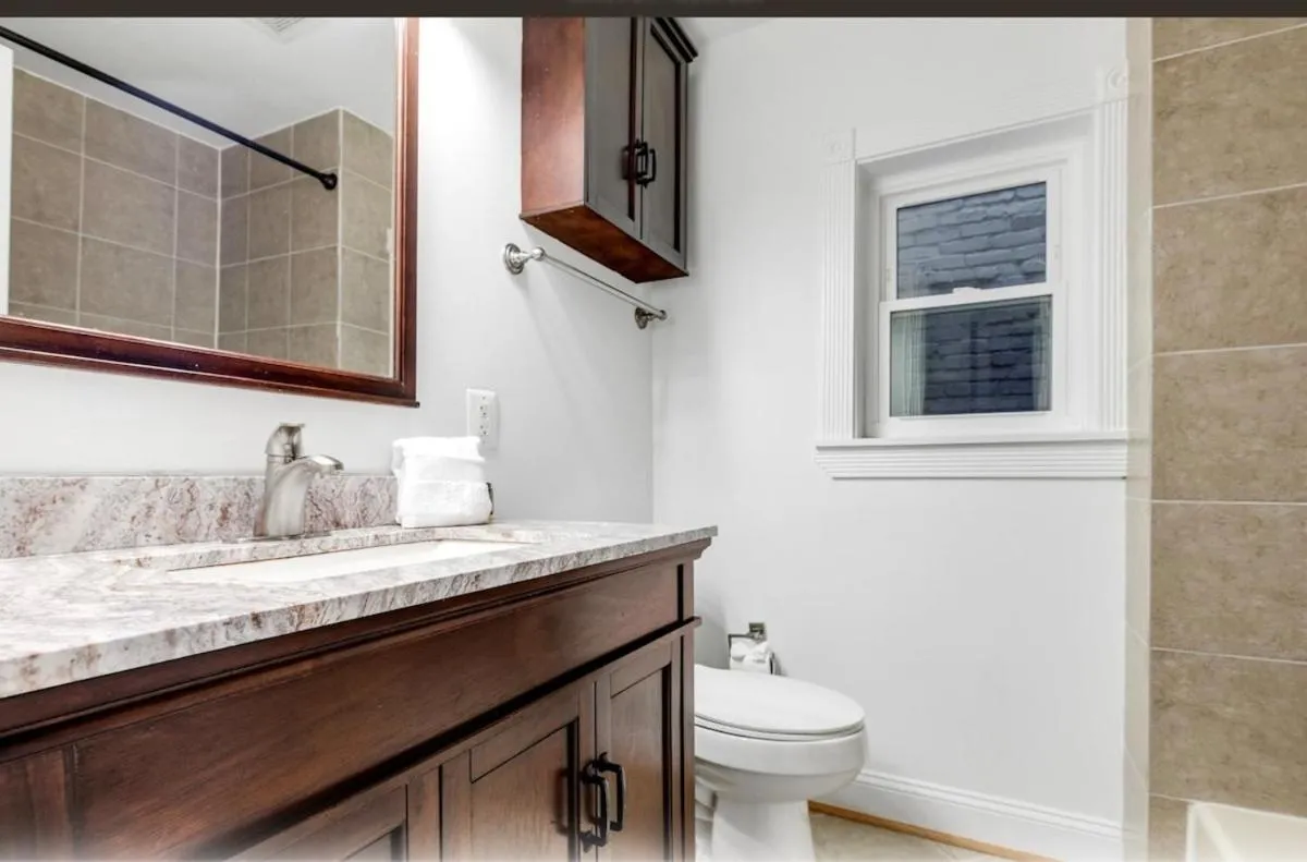 Image 2 of Entire Rowhome In Northwest Washington