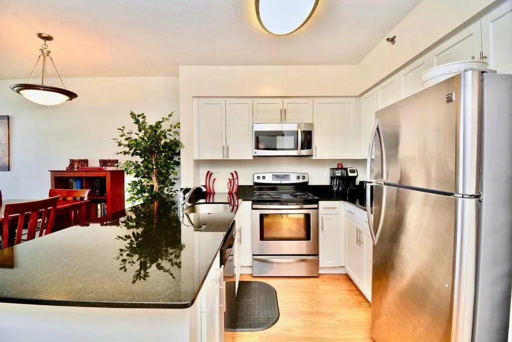 Image 3 of Executive Suite at Crystal City – 1BR, Metro, Gym, Pool, Sauna, 2 Queen Beds
