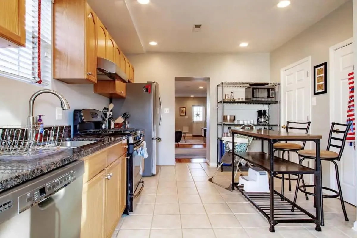 Image 3 of Family-friendly Home for travelers Near subway