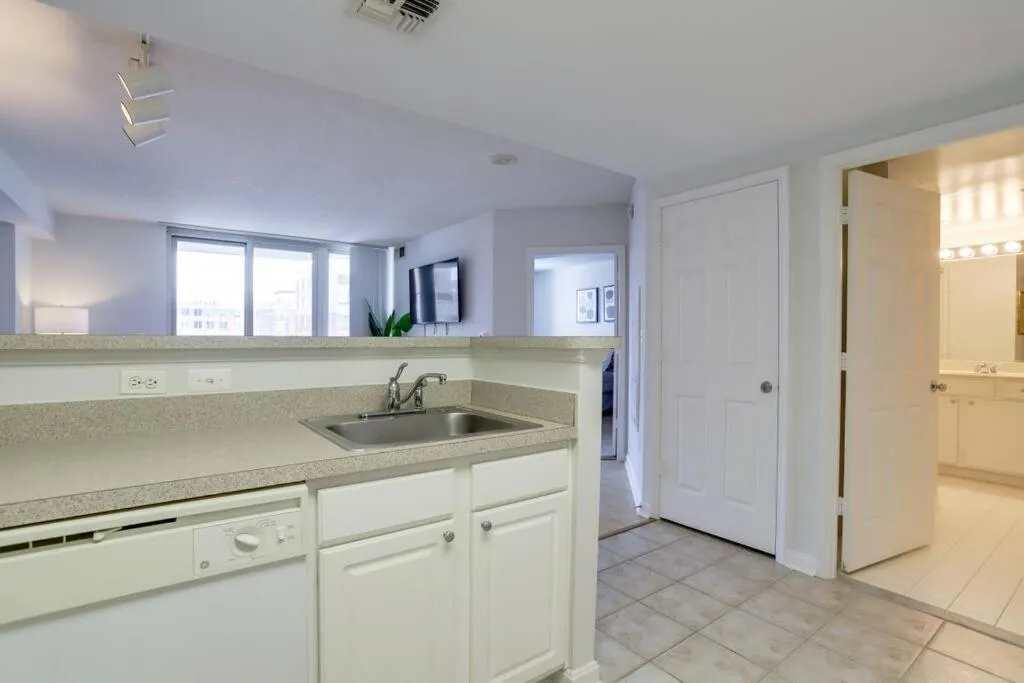 Image 2 of Fantastic 1 Bedroom Condo At Ballston With Gym