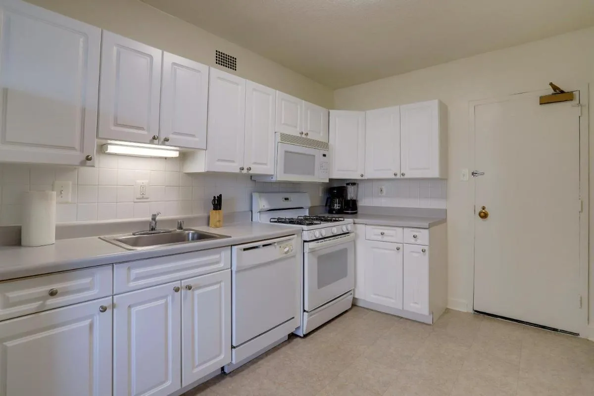 Image 6 of Fantastic 2 Bedroom Apartment with Gym at Arlington