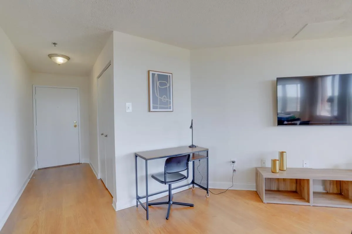 Image 4 of Gorgeous Apt with Rooftop City View @Pentagon City