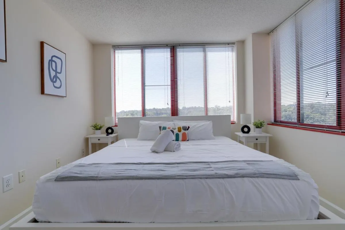 Image 1 of Gorgeous Apt with Rooftop City View @Pentagon City