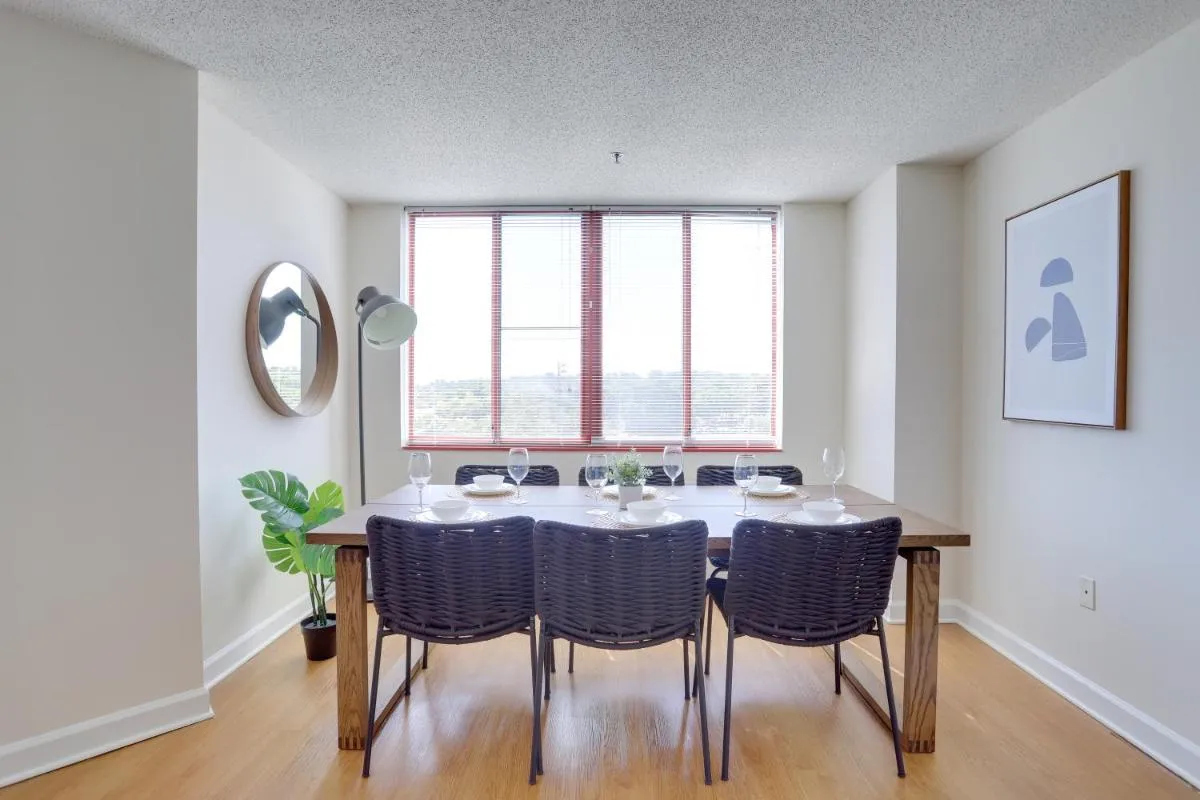 Image 2 of Gorgeous Apt with Rooftop City View @Pentagon City