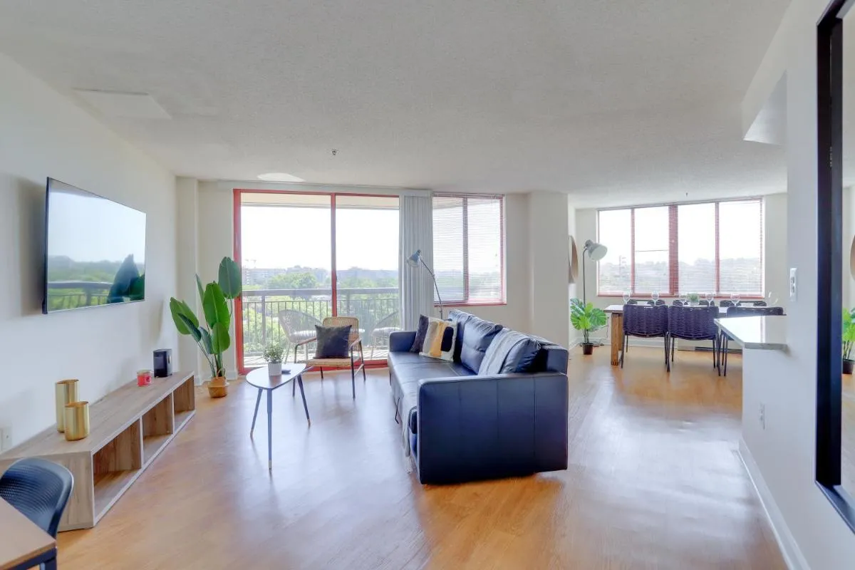 Image 3 of Gorgeous Apt with Rooftop City View @Pentagon City