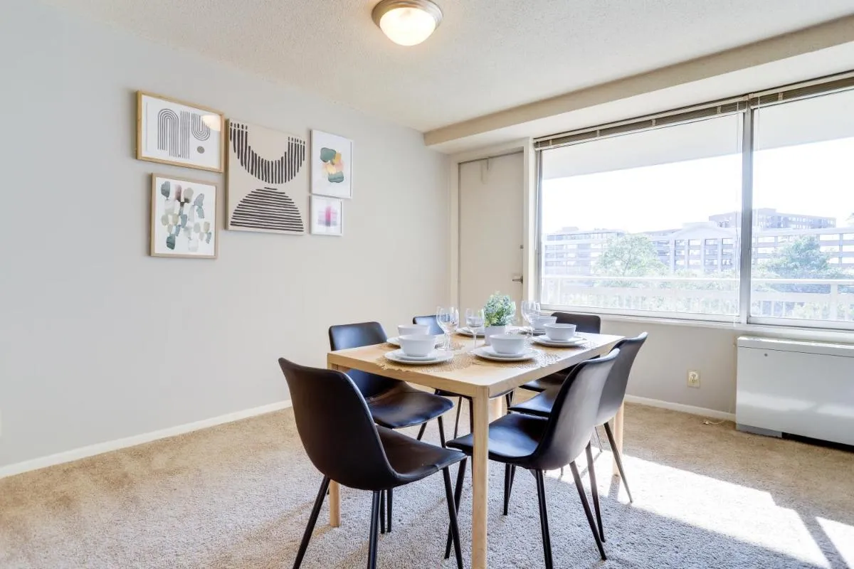 Image 2 of Great 1 Bedroom Apartment at Arlington With Gym