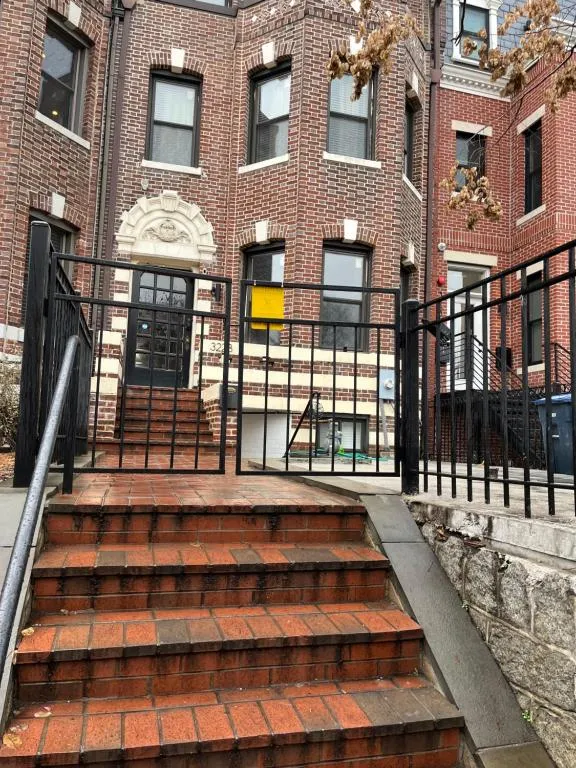 Image of Large DUPLEX Apt 2Bdrm 1Den-Metro