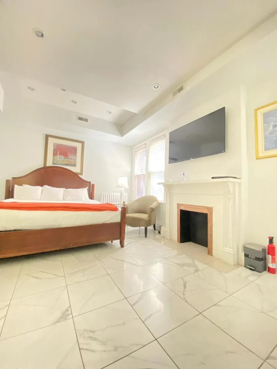 Image 3 of Large DUPLEX Apt 2Bdrm 1Den-Metro