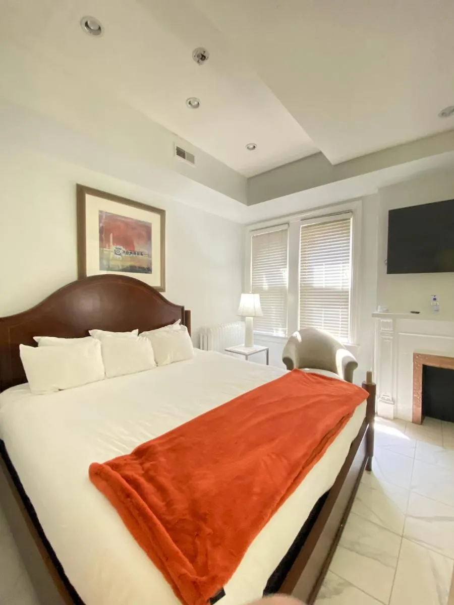 Image 4 of Large DUPLEX Apt 2Bdrm 1Den-Metro