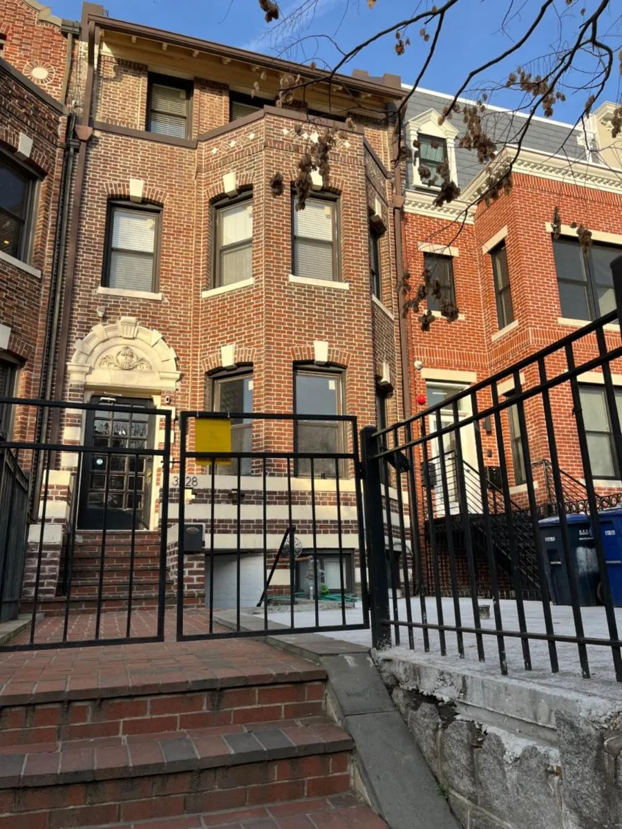 Image 1 of Large DUPLEX Apt 2Bdrm 1Den-Metro