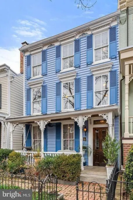 Image 3 of Large studio apartment steps from the US Capitol!