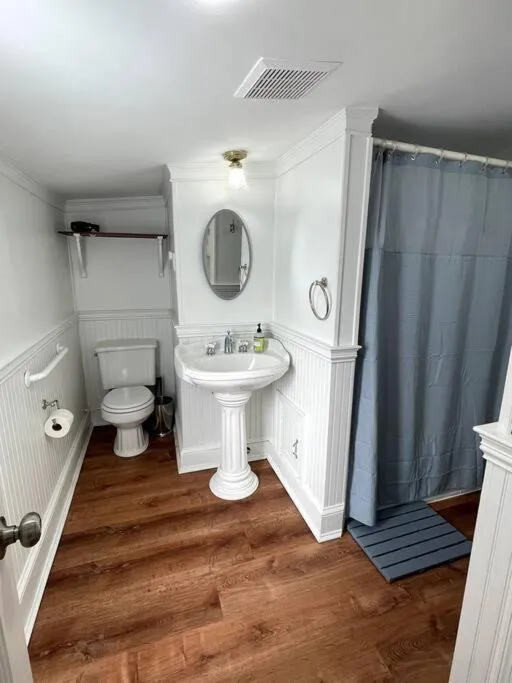 Image 4 of Large studio apartment steps from the US Capitol!