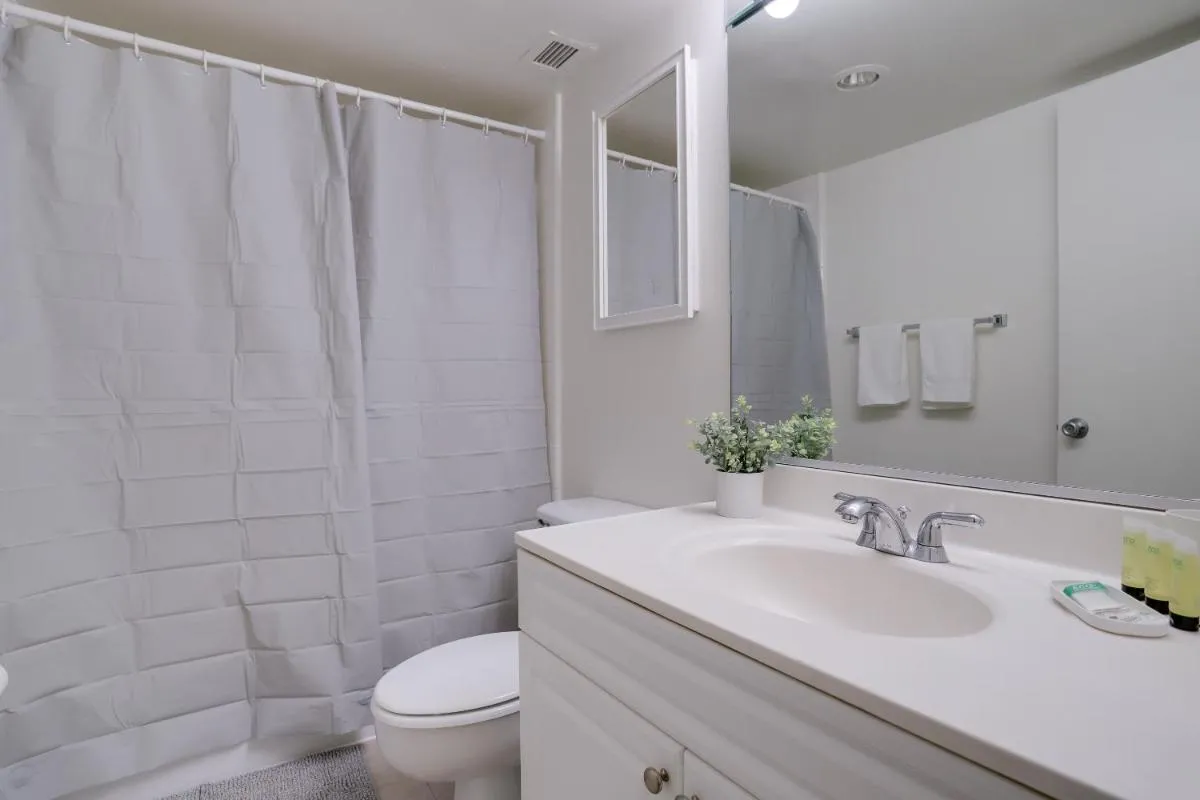 Image 2 of Located Crystal City Apt with Dazzling Amenities