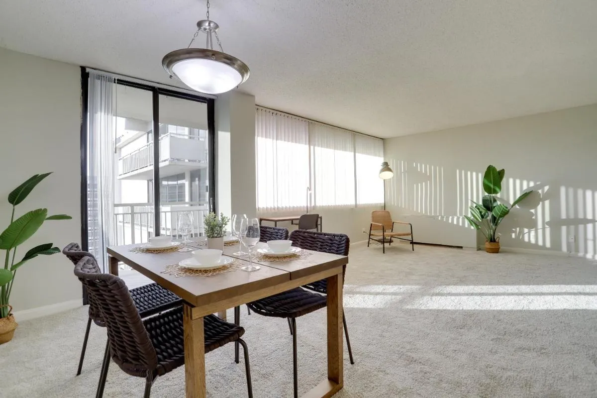 Image 3 of Located Crystal City Apt with Dazzling Amenities