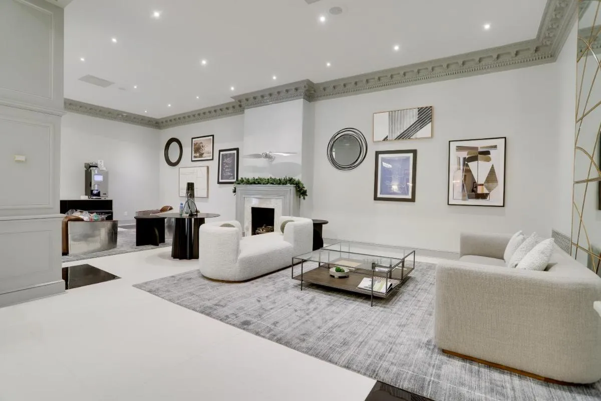 Image 1 of Located Crystal City Apt with Dazzling Amenities