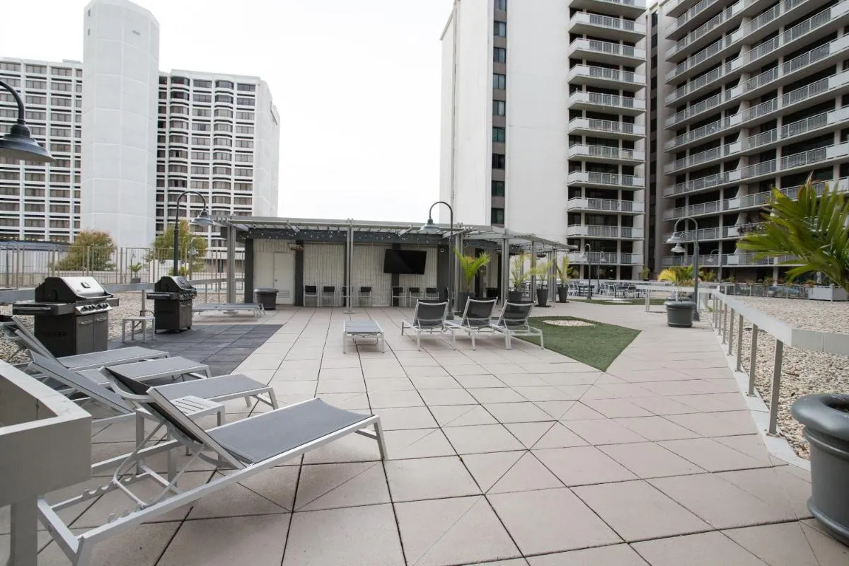 Image 5 of Located Crystal City Apt with Dazzling Amenities
