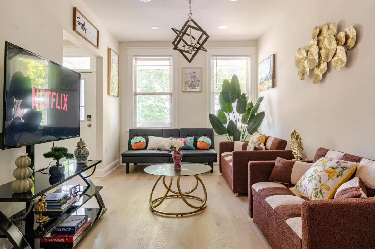 Image 4 of Luxurious 5 BR House!1 Mile from Capitol Hill!