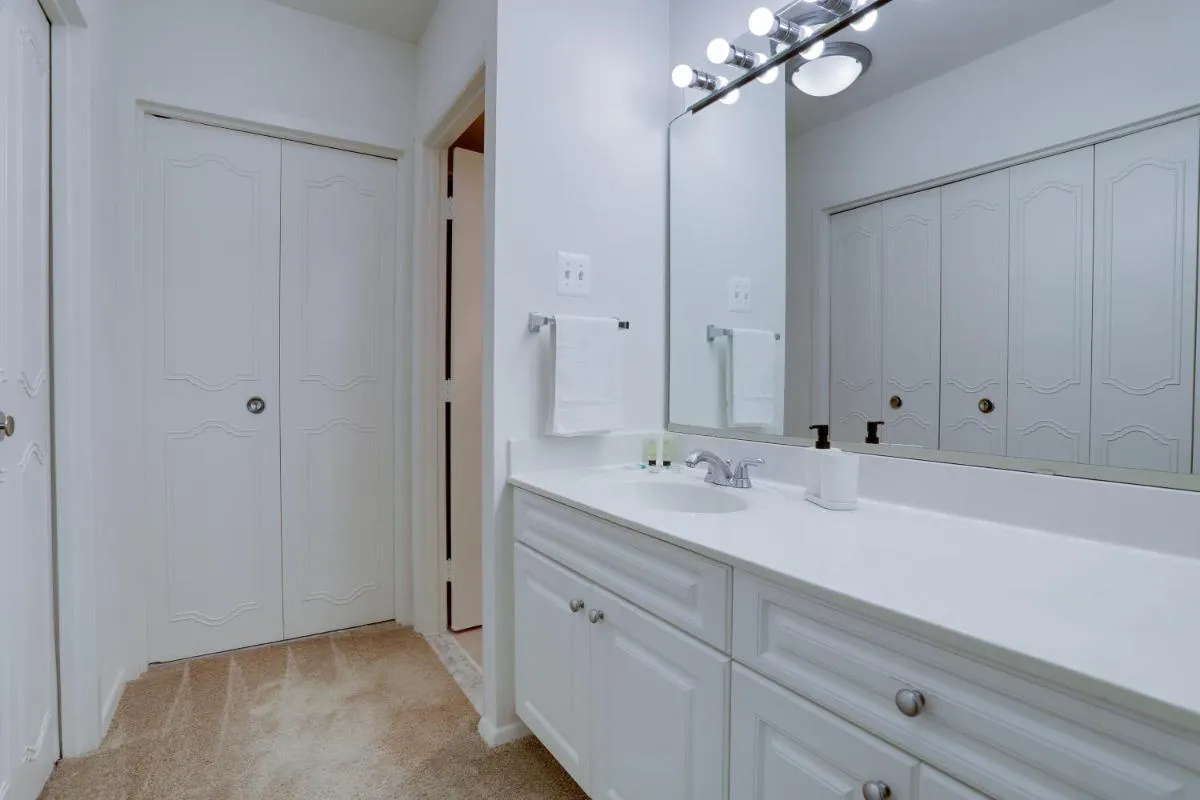 Image 2 of Luxury apartment at Crystal City with Amazing Amenities