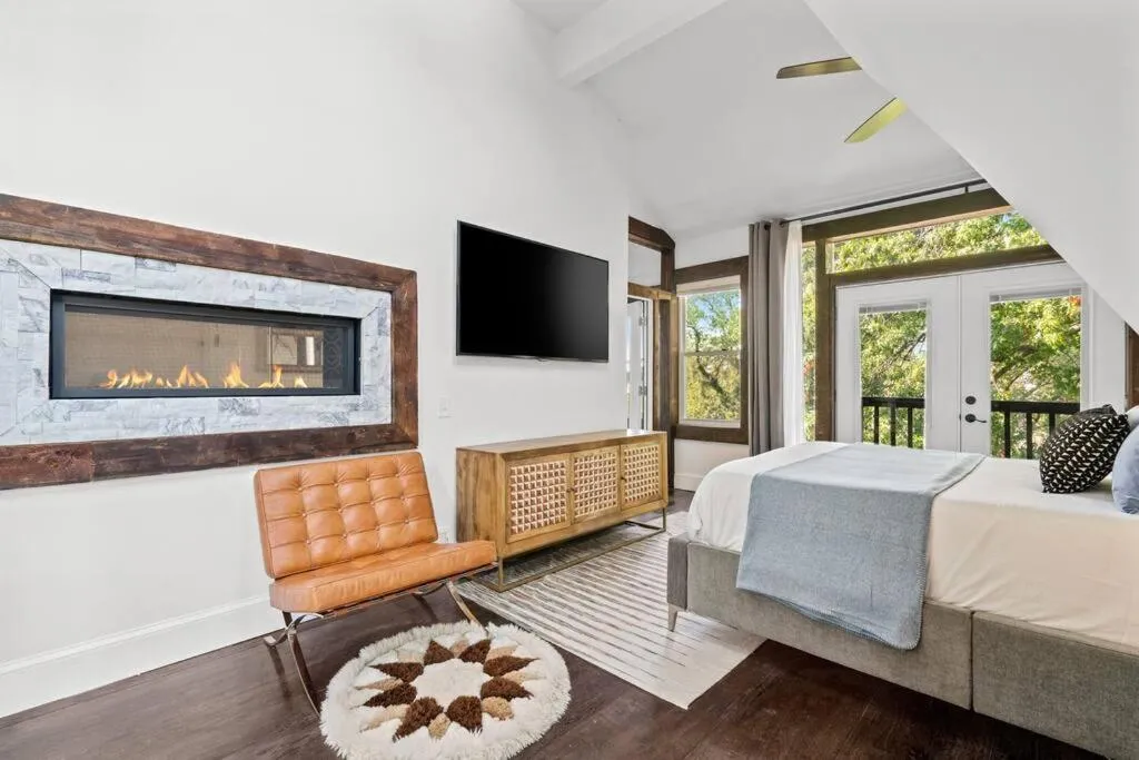 Image 2 of Luxury escape in DC, with a private Deck! Parking included