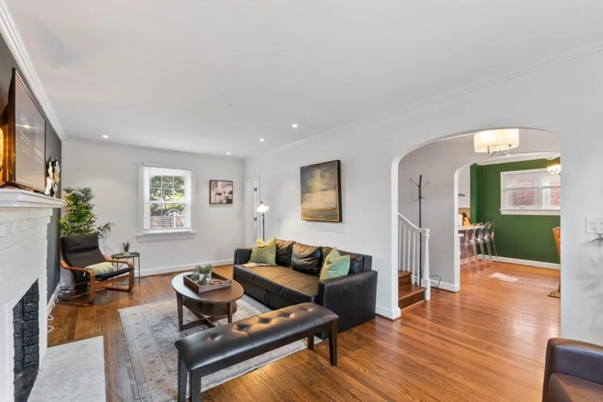Image 6 of Massive 5BR Historic CozySuites House