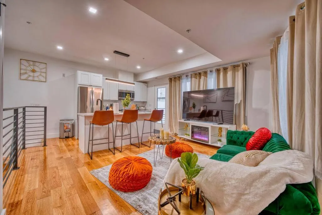 Image of Modern & Colorful ~ 5* Location