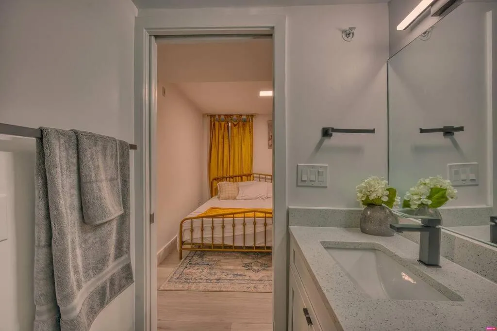 Image 2 of Modern & Colorful ~ 5* Location