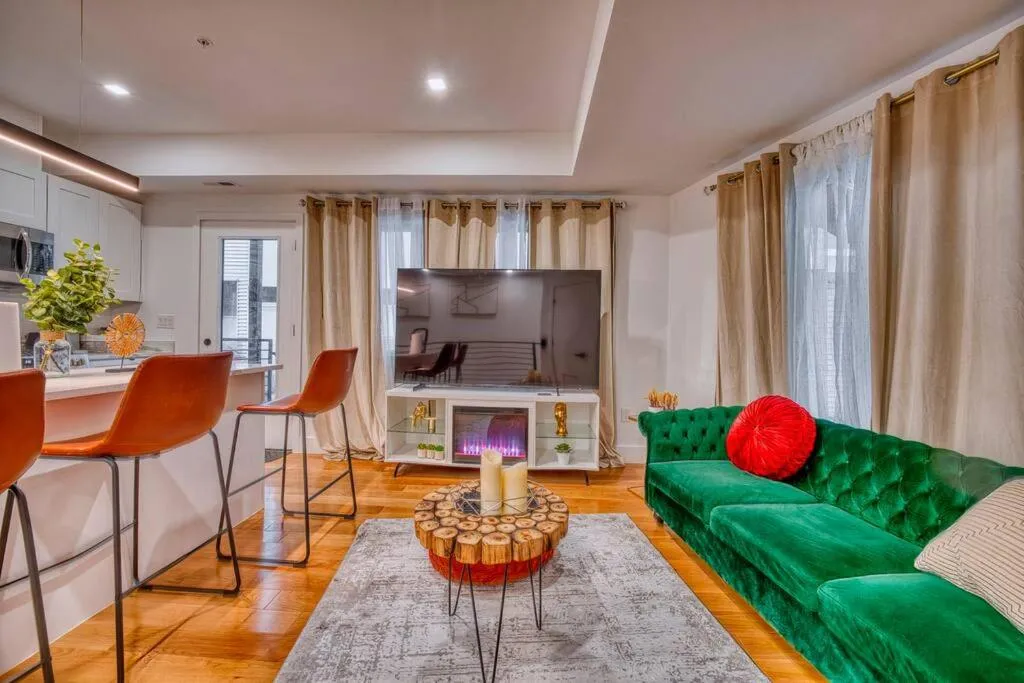 Image 4 of Modern & Colorful ~ 5* Location