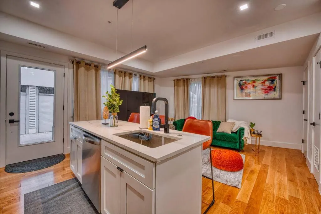 Image 3 of Modern & Colorful ~ 5* Location