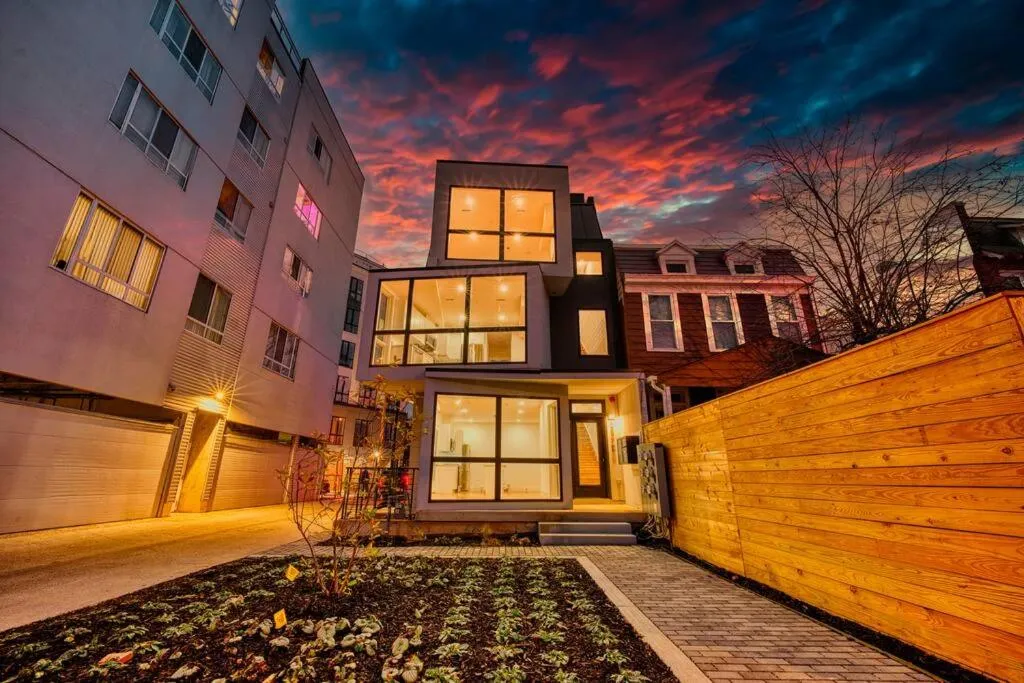 Image 5 of Modern & Colorful ~ 5* Location