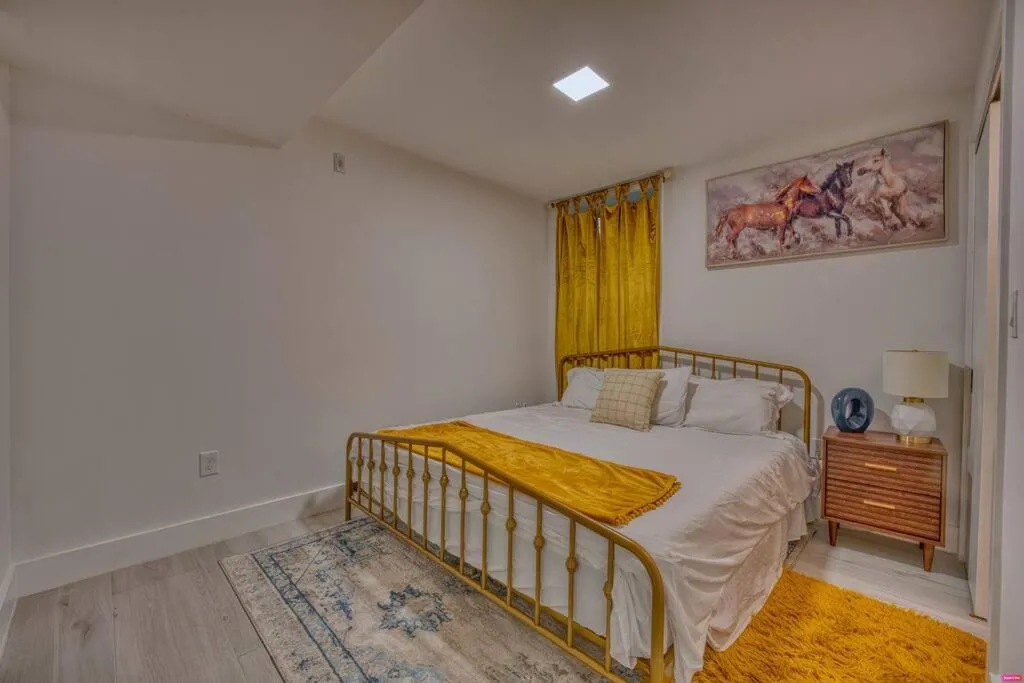 Image 6 of Modern & Colorful ~ 5* Location