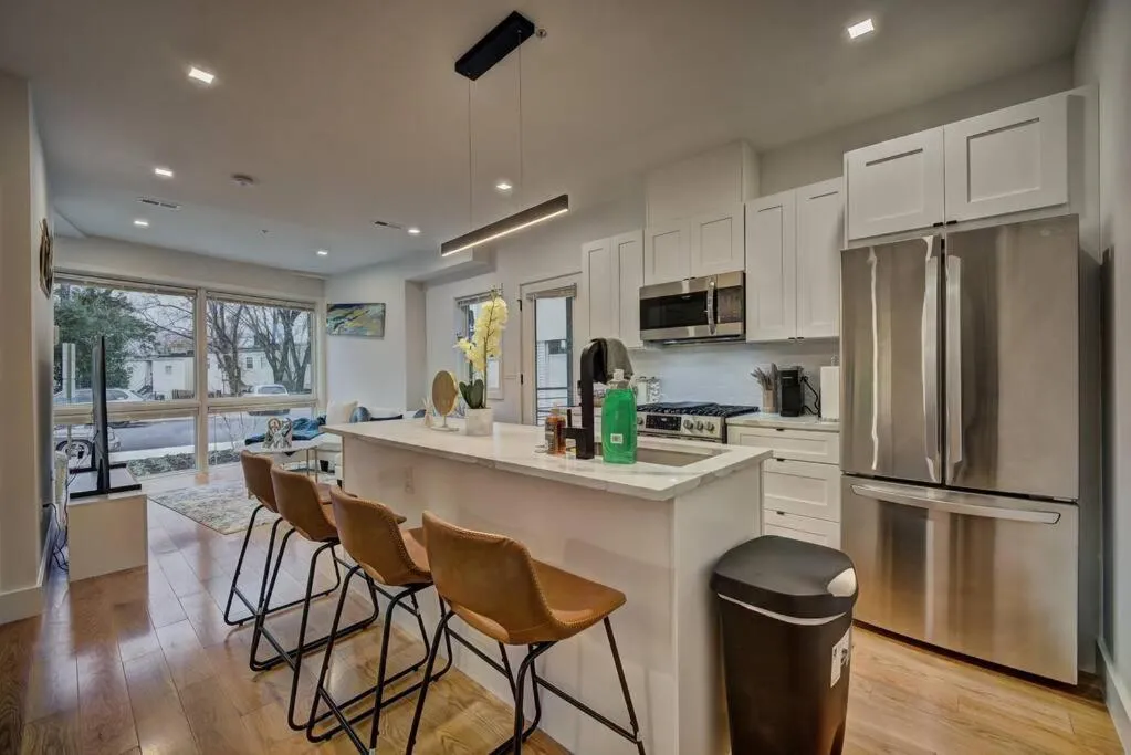 Image 3 of Modern, Gorgeous & Luxury Gem – 5 Stars Location