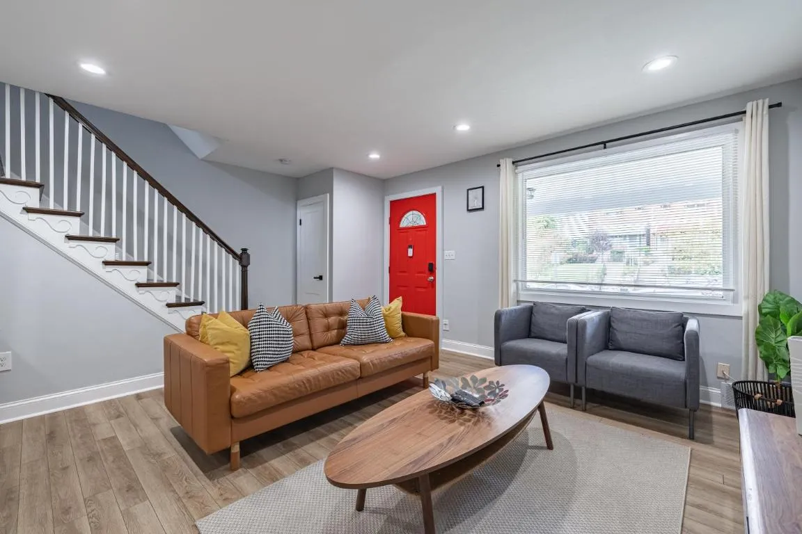 Image of Modern LUXURY 4 BR 7 BED TOWNHOME Near Transportation