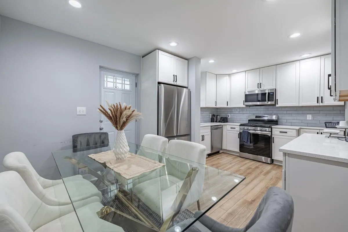 Image 3 of Modern LUXURY 4 BR 7 BED TOWNHOME Near Transportation
