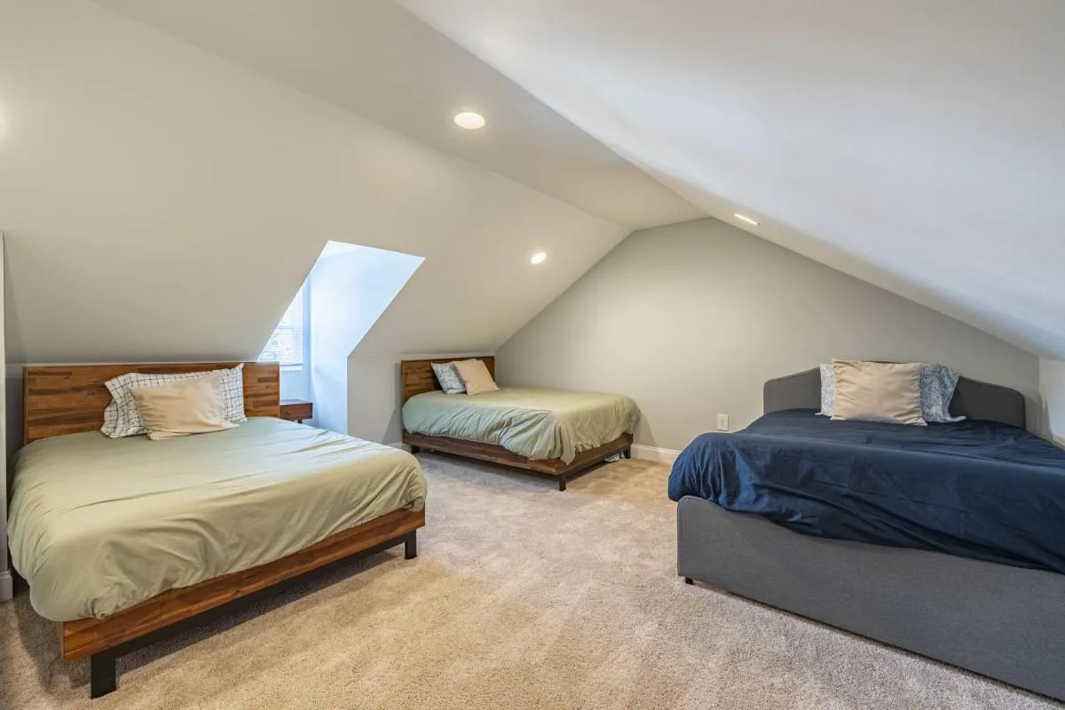 Image 5 of Modern LUXURY 4 BR 7 BED TOWNHOME Near Transportation