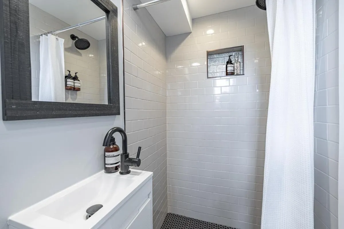 Image 6 of Modern LUXURY 4 BR 7 BED TOWNHOME Near Transportation