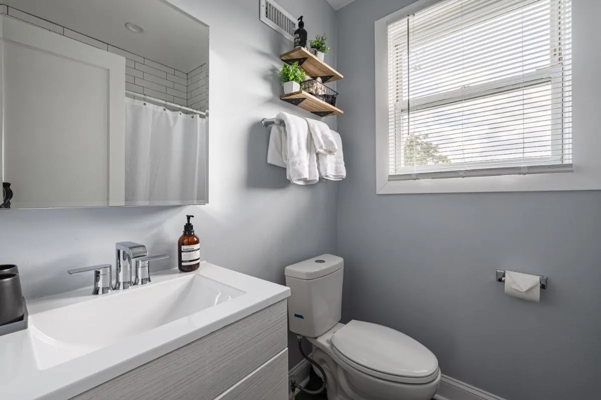 Image 2 of Modern LUXURY 4 BR 7 BED TOWNHOME Near Transportation