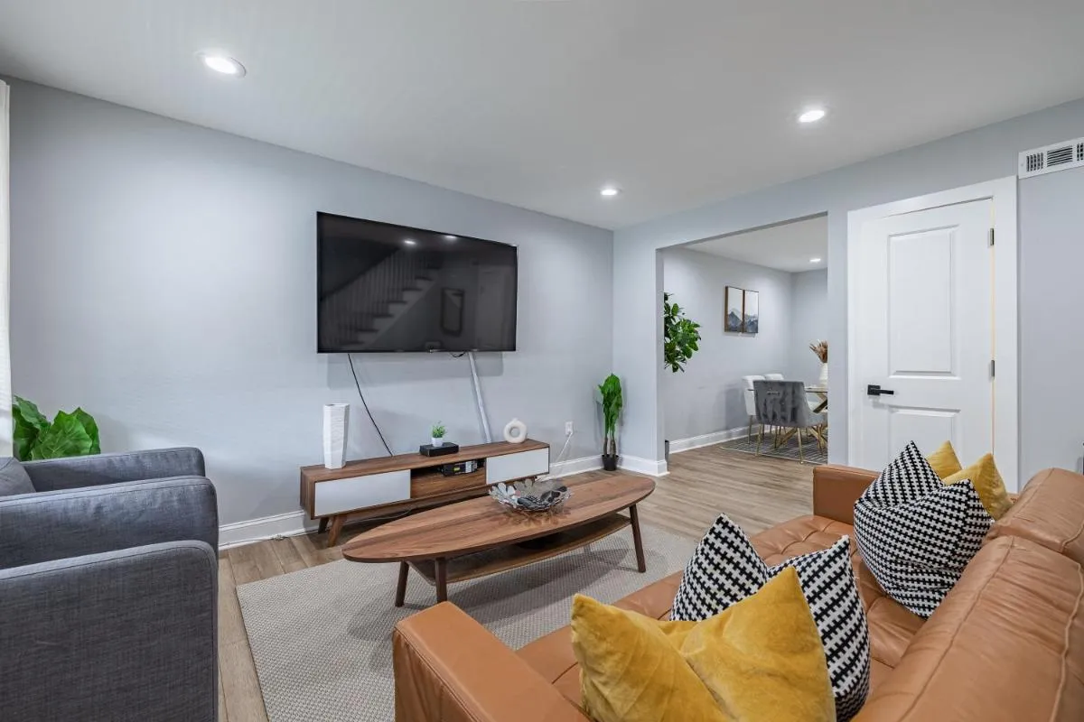 Image 4 of Modern LUXURY 4 BR 7 BED TOWNHOME Near Transportation