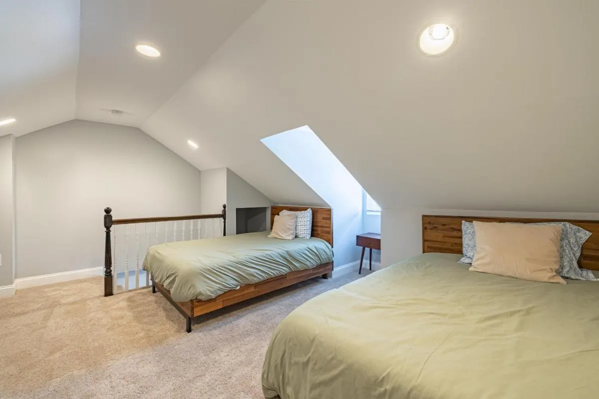 Image 1 of Modern LUXURY 4 BR 7 BED TOWNHOME Near Transportation