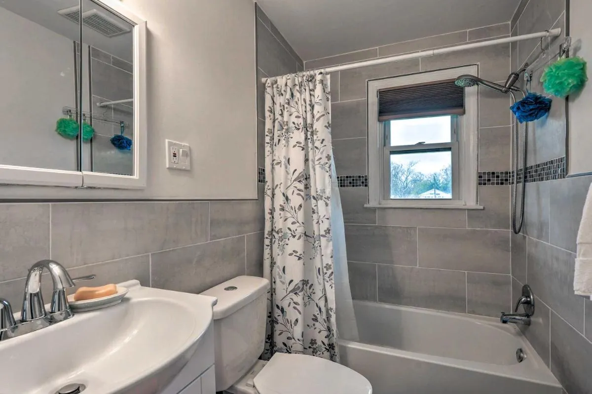 Image 2 of New Carrollton Home Between Baltimore and DC!