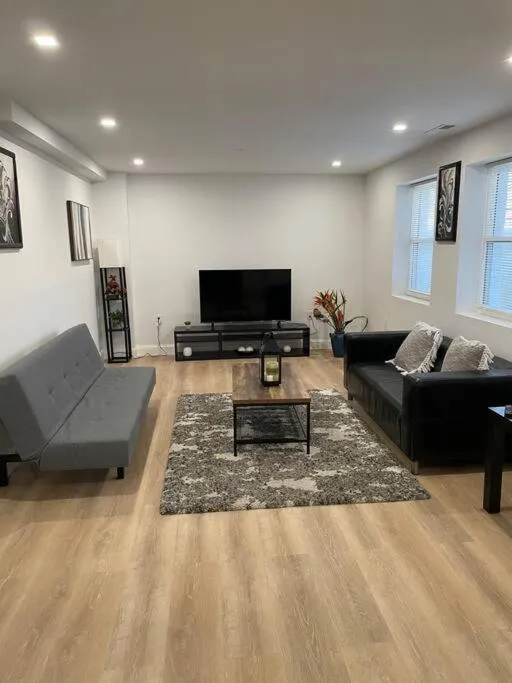 Image 3 of Newly renovated 2 bed in DC #1