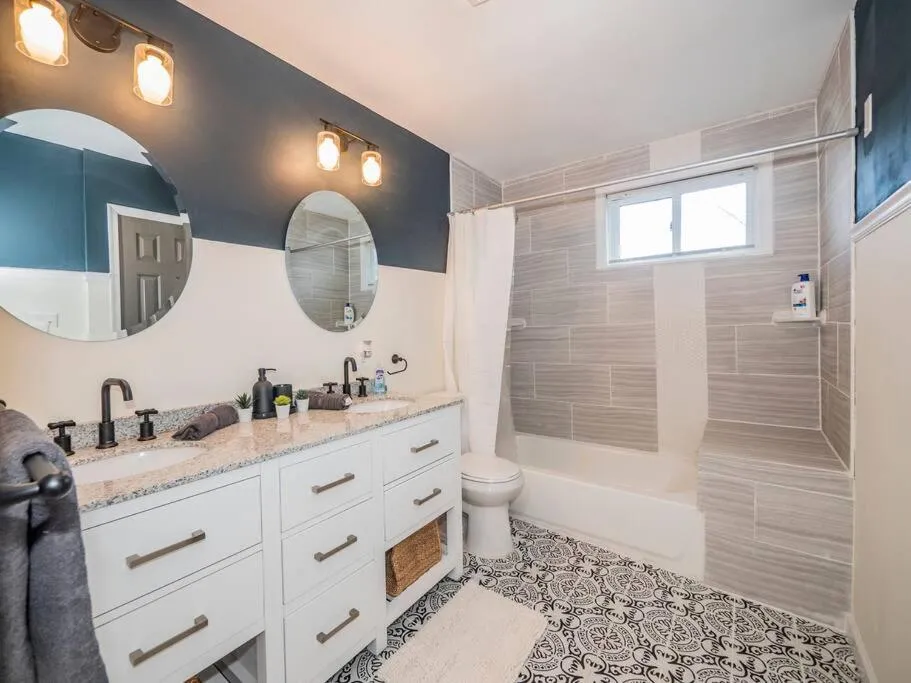 Image 2 of Newly renovated 3 bed/1 bath for visits to DC/UMD!