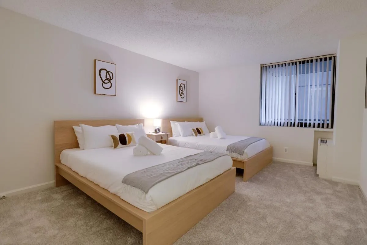 Image 2 of Quiet Apt with Excellent Amenities @Crystal City